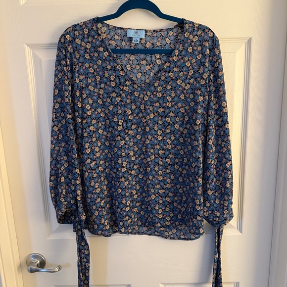 CeCe floral top, size Medium - Picture 6 of 9